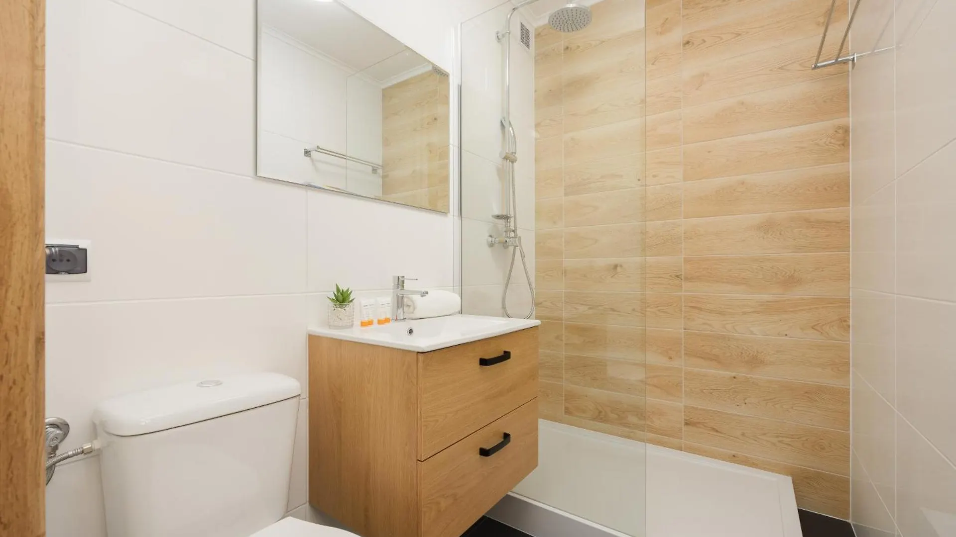 Bright Studio For 4 People In Warsaw By Noclegi Renters